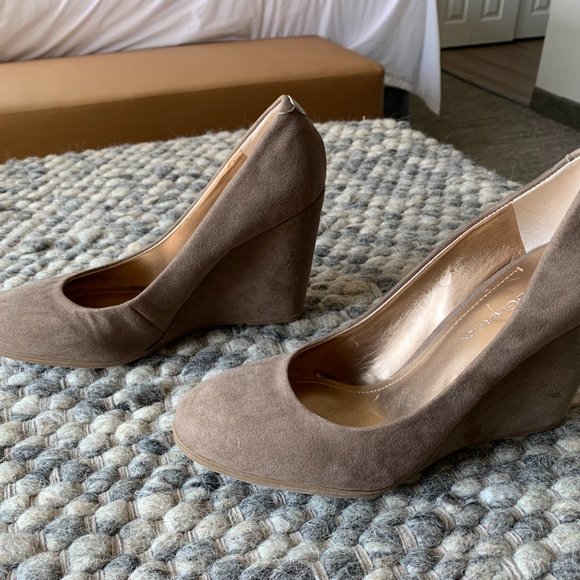 BCBGeneration Wedges Tan Suede-like Women's 10B - Picture 3 of 4